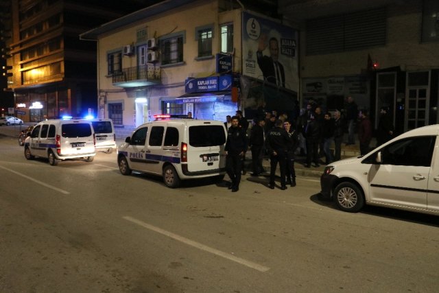 Adana'da Afiş Asma Kavgasında 5 Kişi Yaralandı