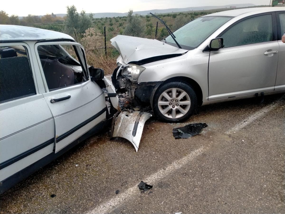 Adana'da çarpışan iki otomobilin sürücüleri yaralandı