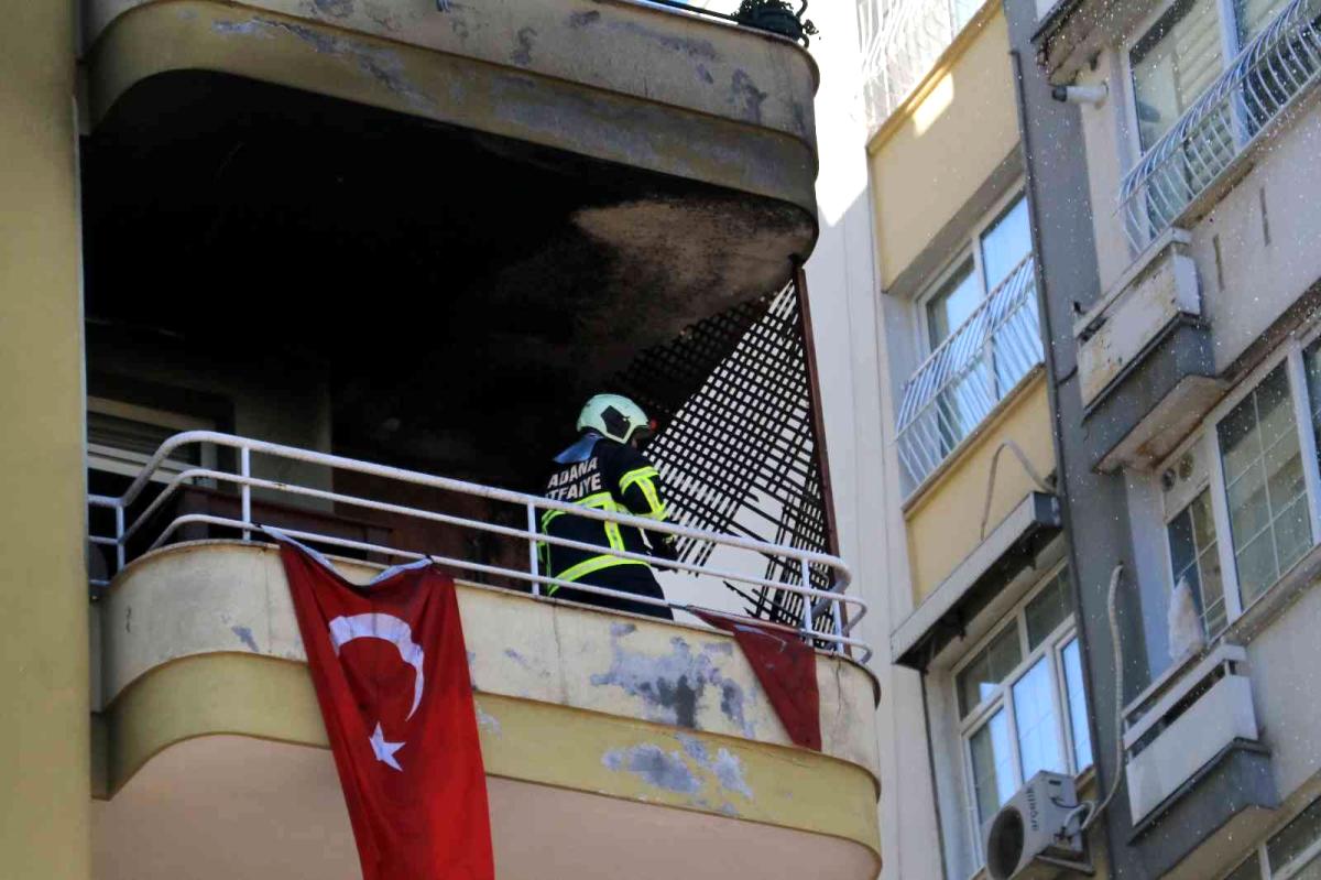 Adana'da meydana gelen  yangında Türk bayrakları zarar görmedi
