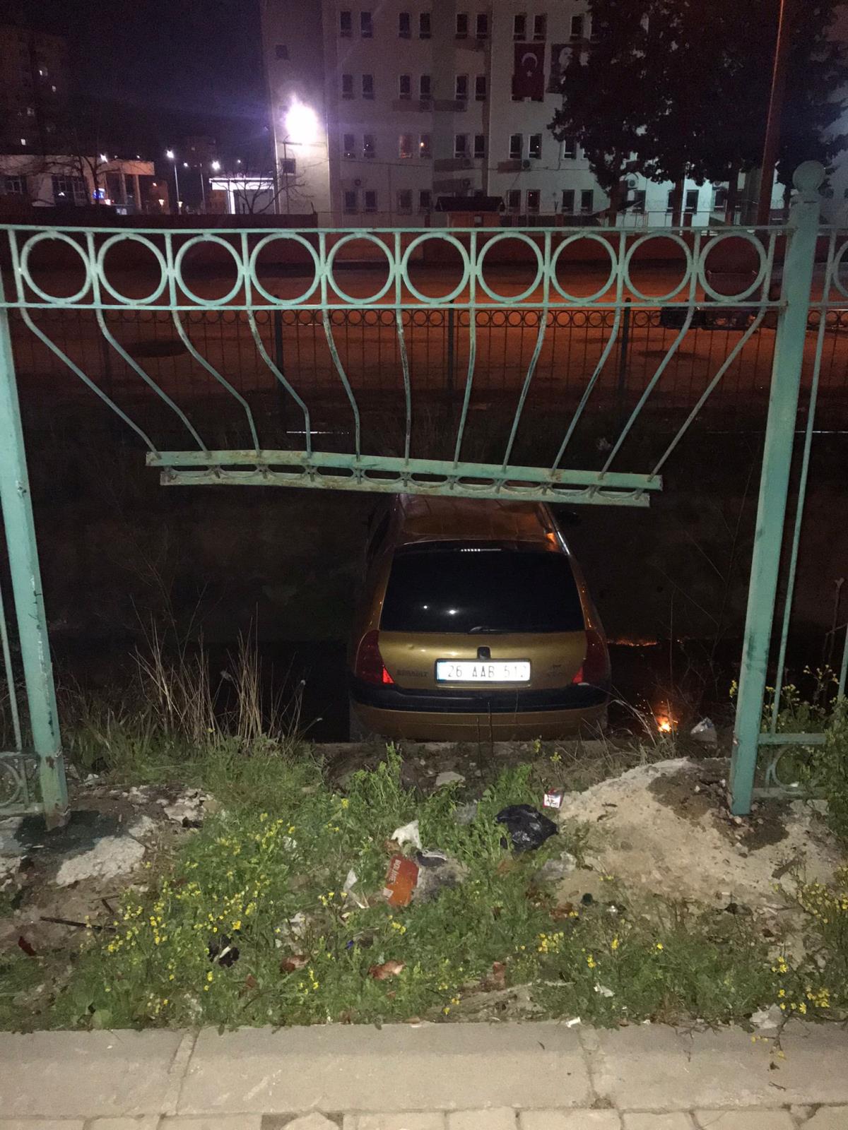 Adana'da sulama kanalına devrilen araçtaki 5 kişi yaralandı