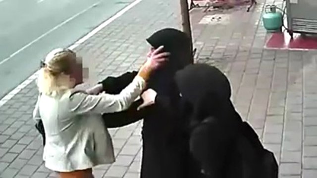 Başörtülü Kızlara Saldıran Kadın Gözaltına Alındı