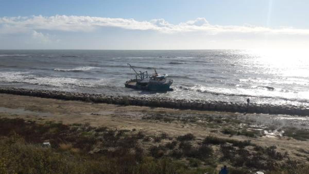 Şiddetli rüzgar nedeniyle bir balıkçı teknesi karaya oturdu