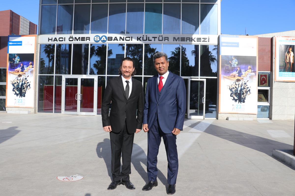 Sri Lanka'nın Ankara Büyükelçisi Hassen, Adana'da ülkesinin tiyatro oyununu izledi
