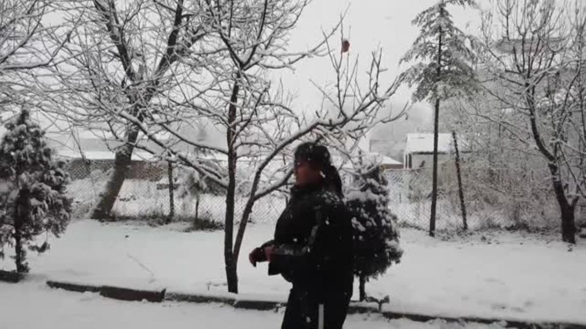 Tufanbeyli ilçesinde kar yağışı etkili oldu