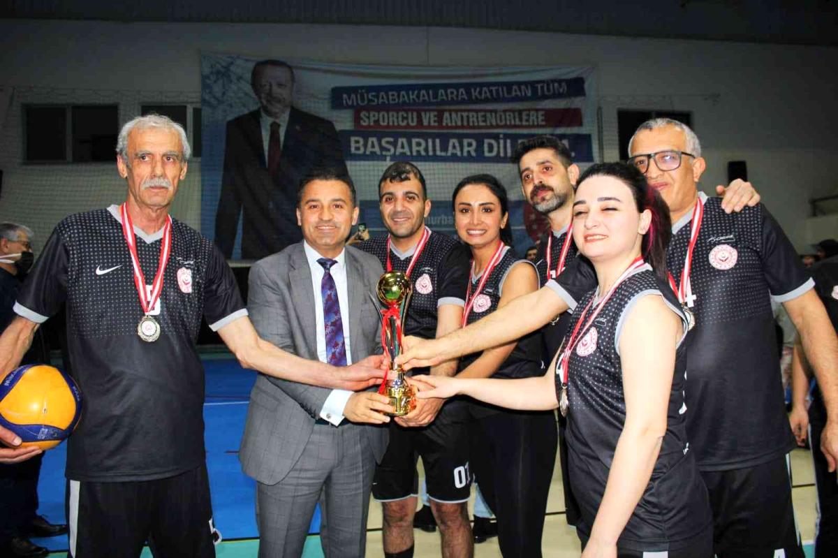 Voleybol turnuvasında Adana Çocuk Evleri Sitesi şampiyon oldu