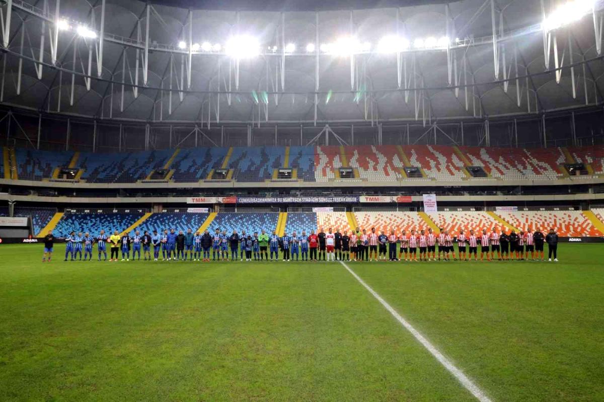 Adana Demirspor ve Adanasporlu eski oyuncular "şöhretler karması" maçında karşılaştı