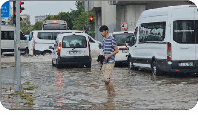 Adana'da yine yollar göle döndü, Vatandaşlar zor anlar yaşadı