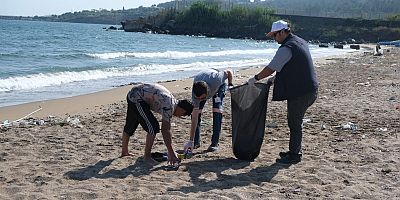 Ceyhan'da ''Dünya Çevre Haftası'' nedeniyle İncirli Sahili temizlendi